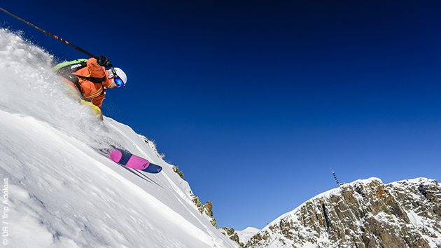 Ski freeride dans la poudreuse pyrénéenne avec dépose héliski selon la formule choisie.