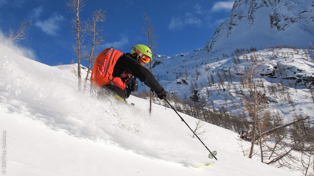 Déposé en héliski, guidé sur les meilleures pentes hors pistes, vous pratiquez le ski freeride en toute sécurité