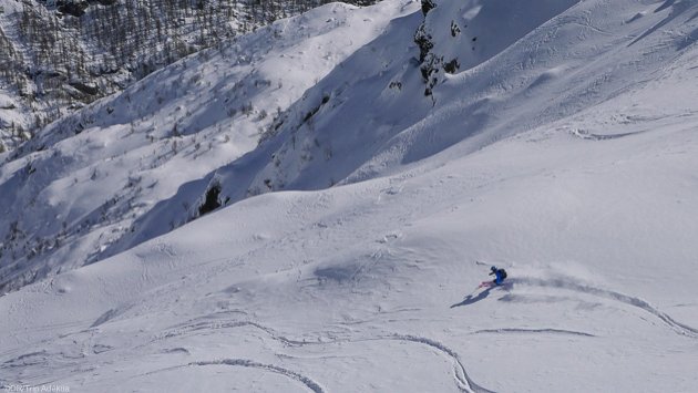 Magnifiques traces en ski freeride en Italie